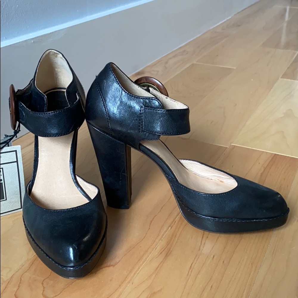 New Frye Black Heidi Two Piece Buckle Pump